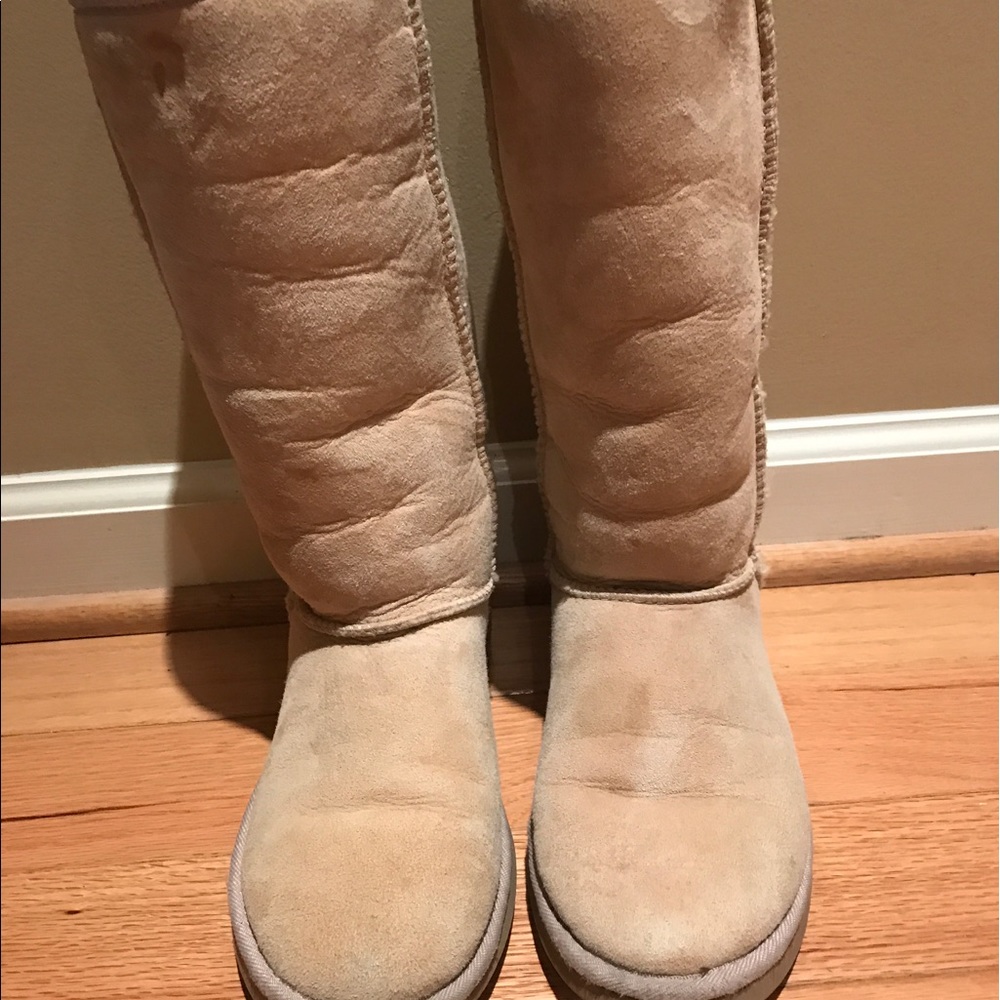 EUC AUTHENTIC UGGS, SIZE 7